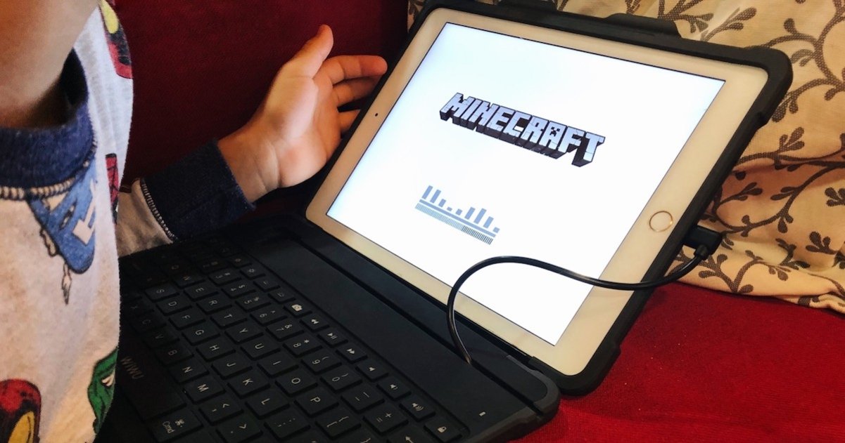 iPad memuat dengan layar di Minecraft