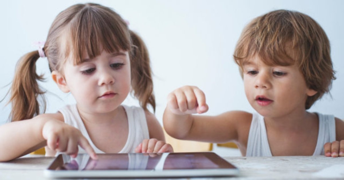 ¿Es conveniente que un niño se distraiga con un iPad?