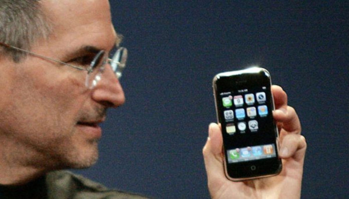 Lo apostó todo por Steve Jobs y por el iPhone 2 años antes de su lanzamiento. Le salió bien