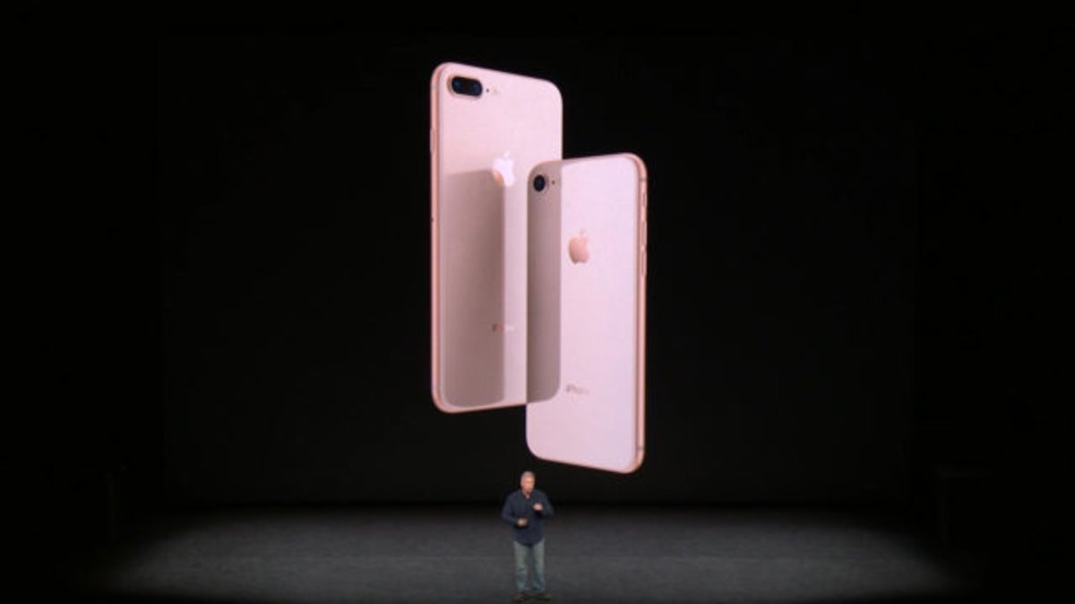 El iPhone 8 viene en color oro, pero todo el mundo lo ve rosa