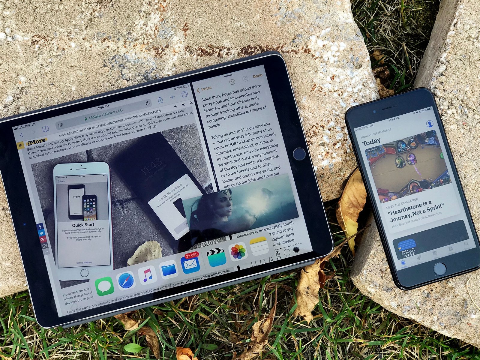 iPhone y iPad sobre rocas
