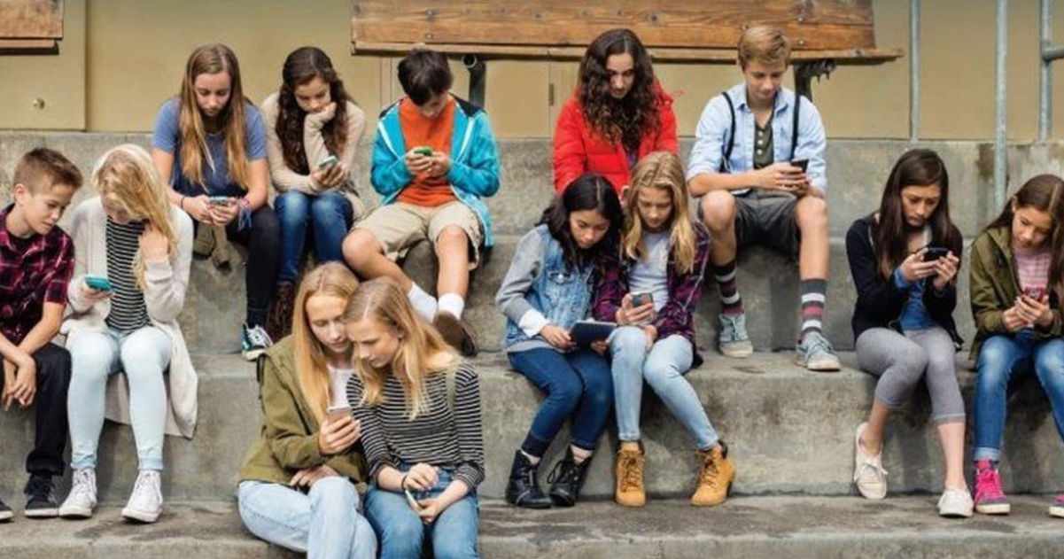 Los adolescentes europeos se quedan sin redes sociales y sin "scroll" infinito