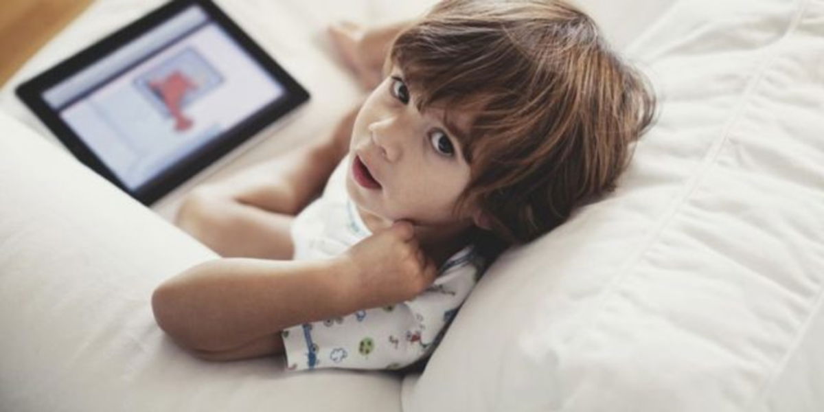 ¿Es conveniente que un niño se distraiga con un iPad?
