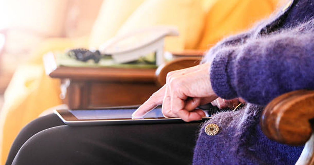 Le compró un iPad a su abuela de 82 años y ahora ella no puede vivir sin él