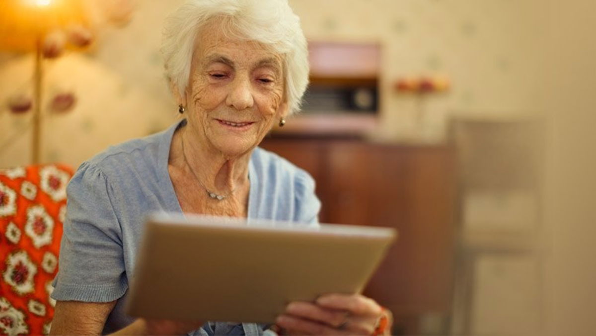 Le compró un iPad a su abuela de 82 años y ahora ella no puede vivir sin él