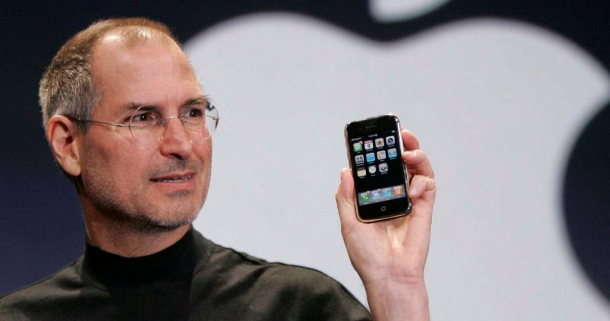 Steve Jobs con el iPhone original