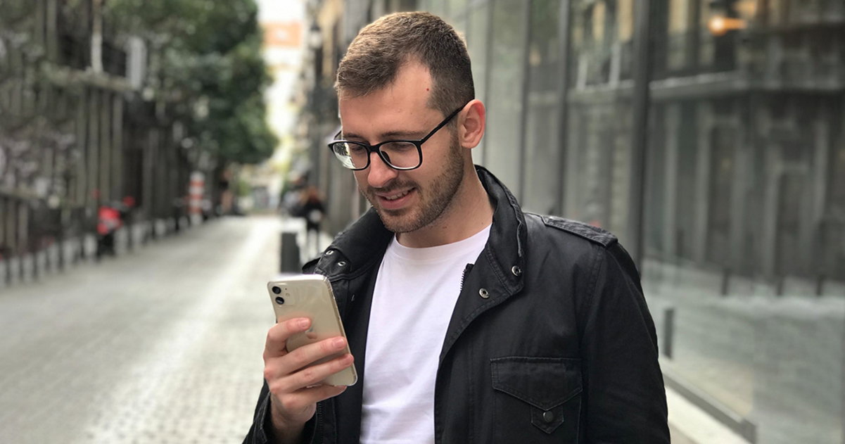 hombre usando iPhone 11