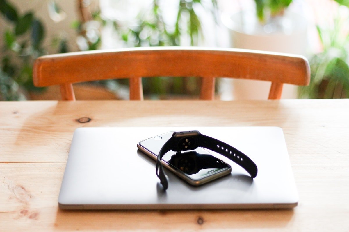 iPhone, Watch y Macbook sobre mesa