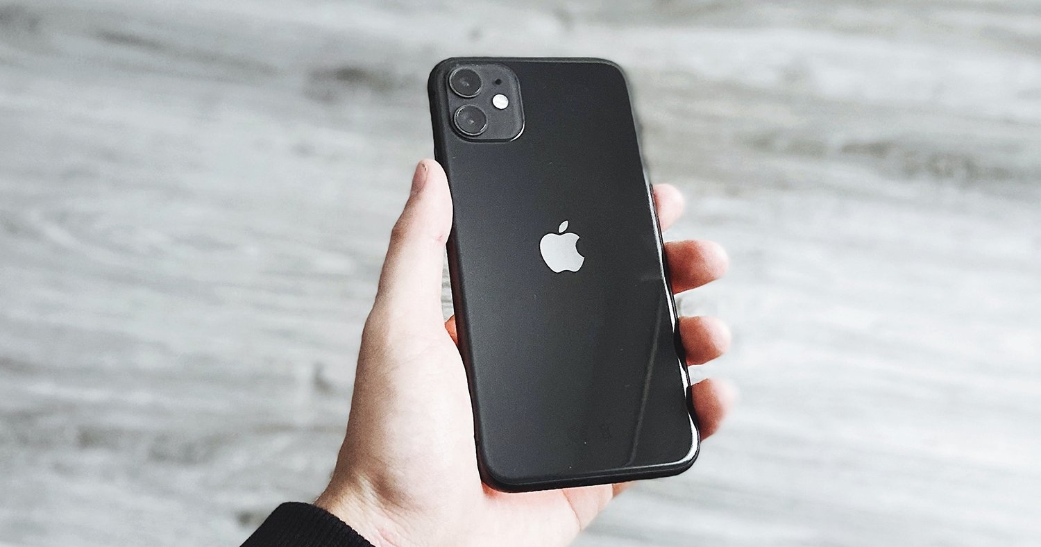 Iphone 11 черный в руке