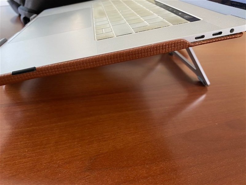 Estos son los accesorios imprescindibles que utilizo en mi MacBook: soporte de aluminio