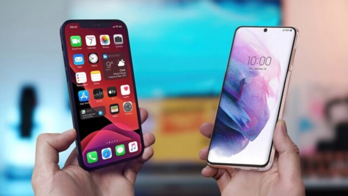 El iPhone 12 (a la izquierda) y el Samsung Galaxy S21 (a la derecha)