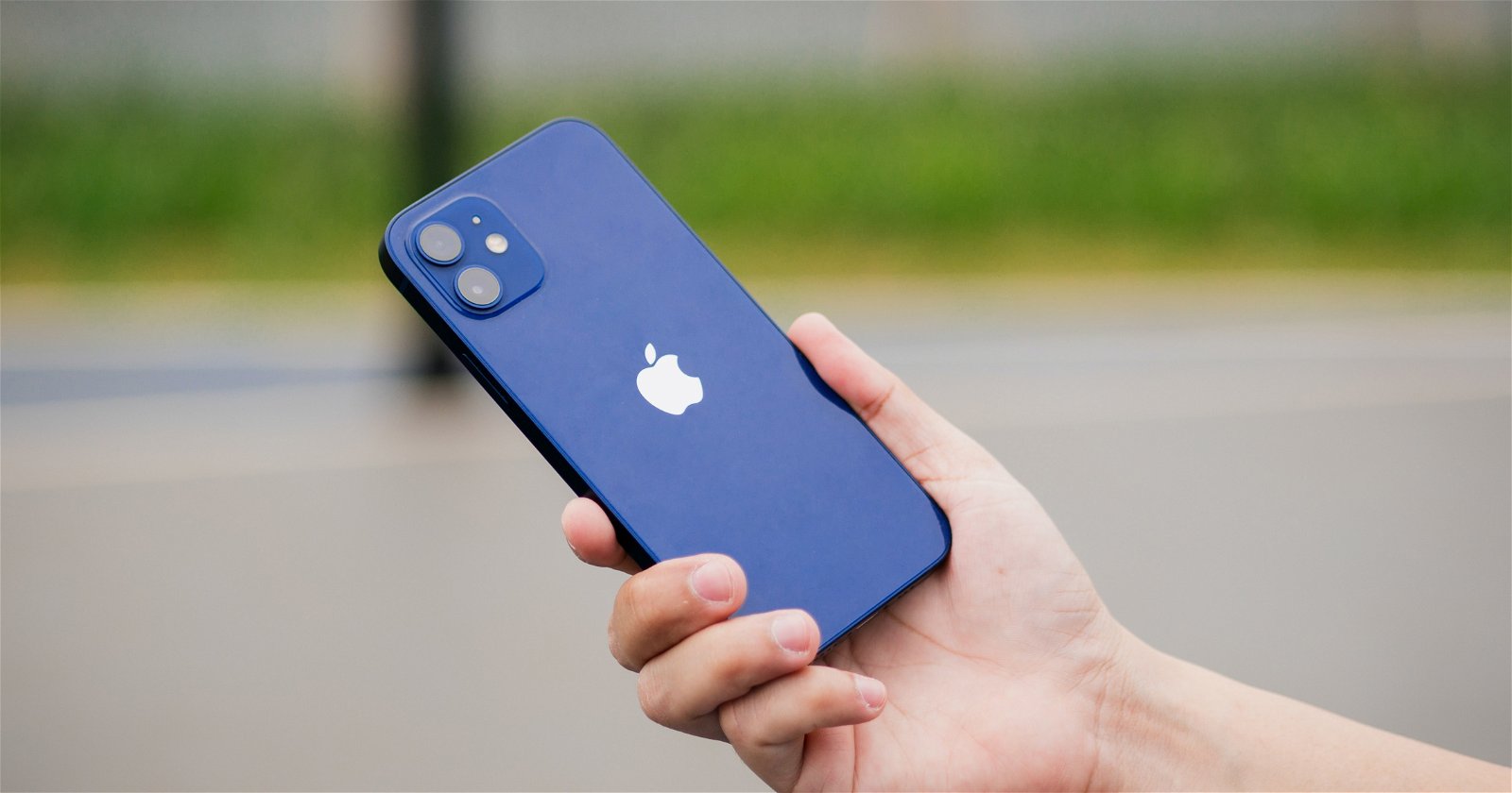 iPhone 12 biru di tangan