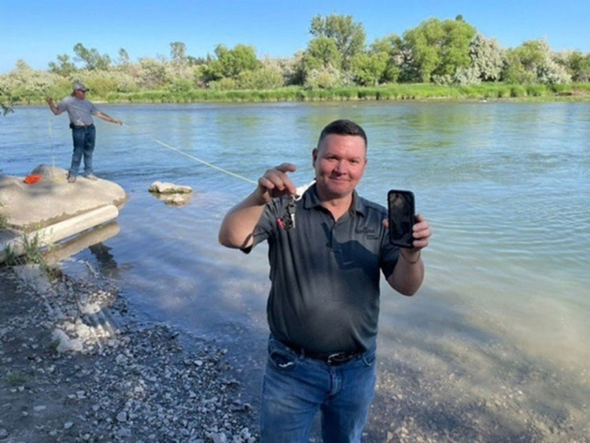 Dueño con el iPhone encontrado en un lago