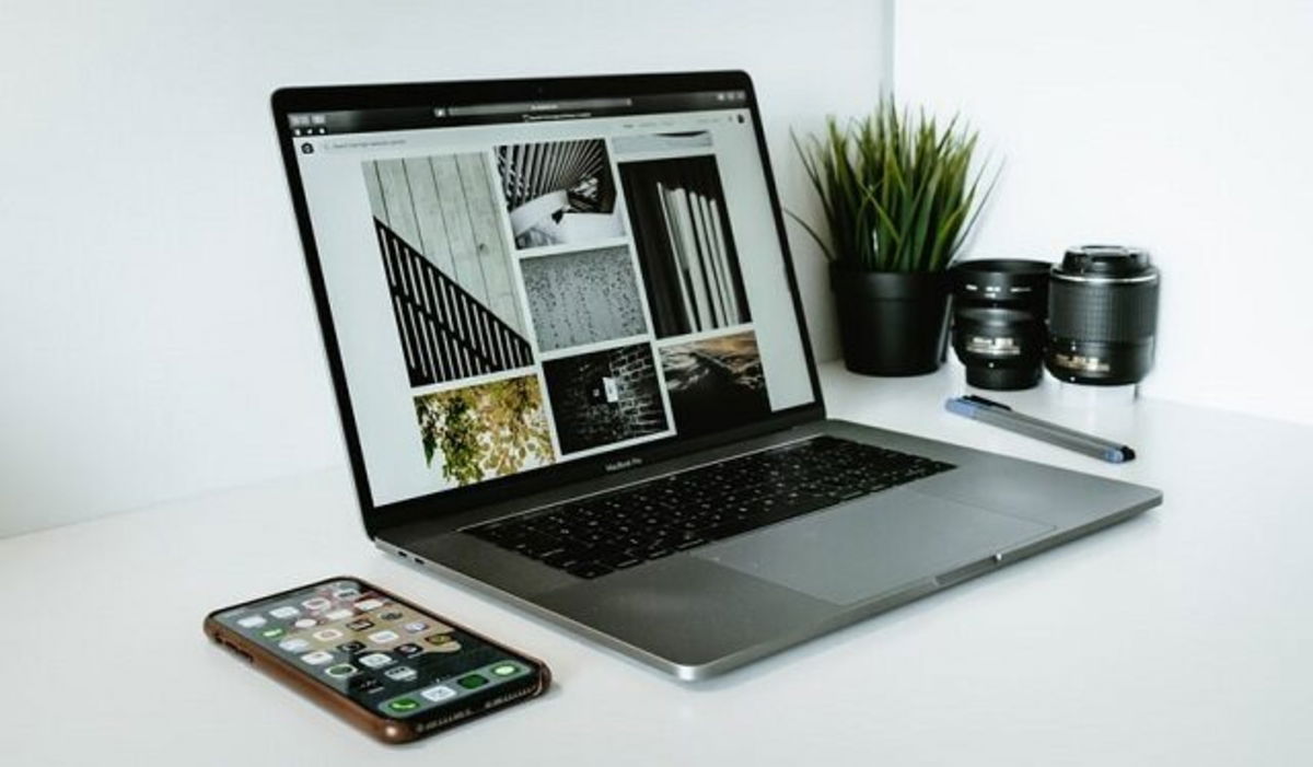 MacBook sobre una mesa