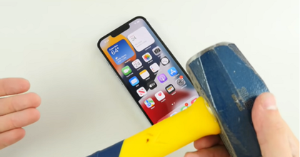 iPhone 13 Pro contra un martillo: el test de resistencia más bestia iPhone 13 Pro contra un martillo: el test de resistencia más bestia