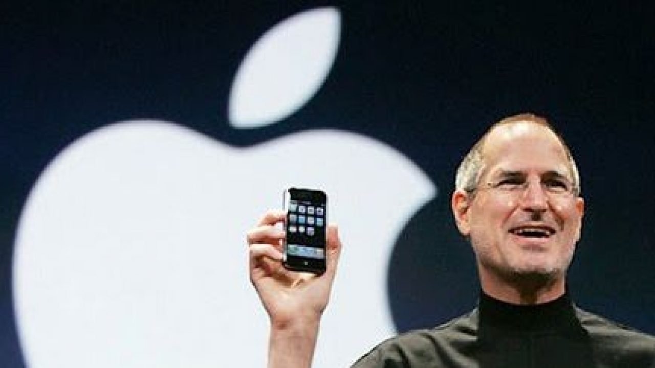 Steve Jobs presentando el iPhone original.