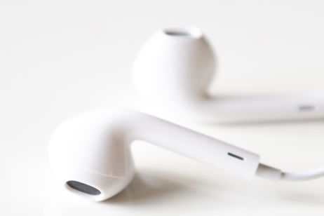 Increíble pero cierto, los AirPods ya no están de moda, ahora lo que se lleva es usar EarPods con cable Increíble pero cierto, los AirPods ya no están de moda, ahora lo que se lleva es usar EarPods con cable