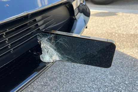 ¿Qué pasa cuando un Tesla "atropella" a un iPhone 13 a más de 100 Km/h? ¿Qué pasa cuando un Tesla "atropella" a un iPhone 13 a más de 100 Km/h?