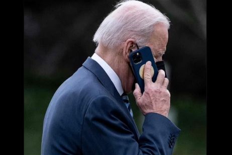 El presidente de EE.UU usa un iPhone con una funda especial
