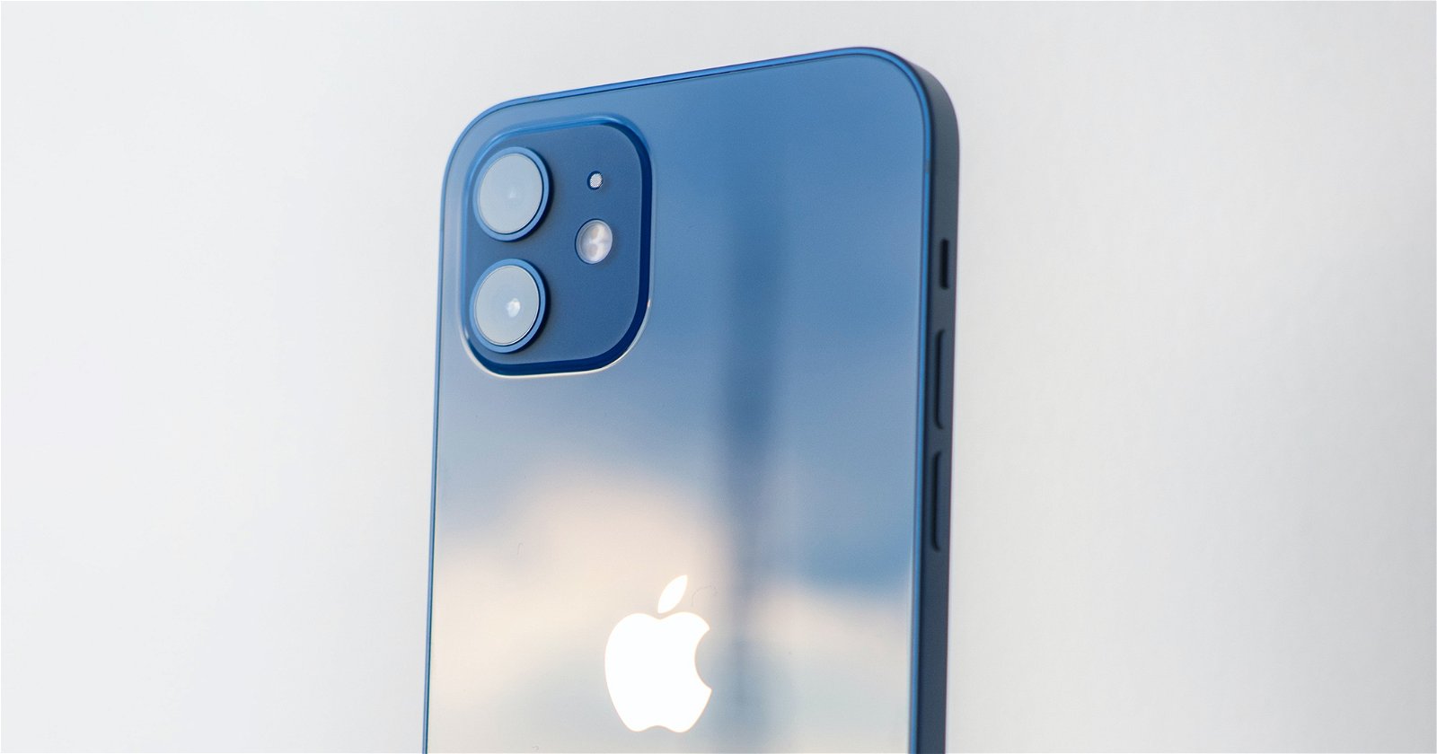 iPhone 12 biru