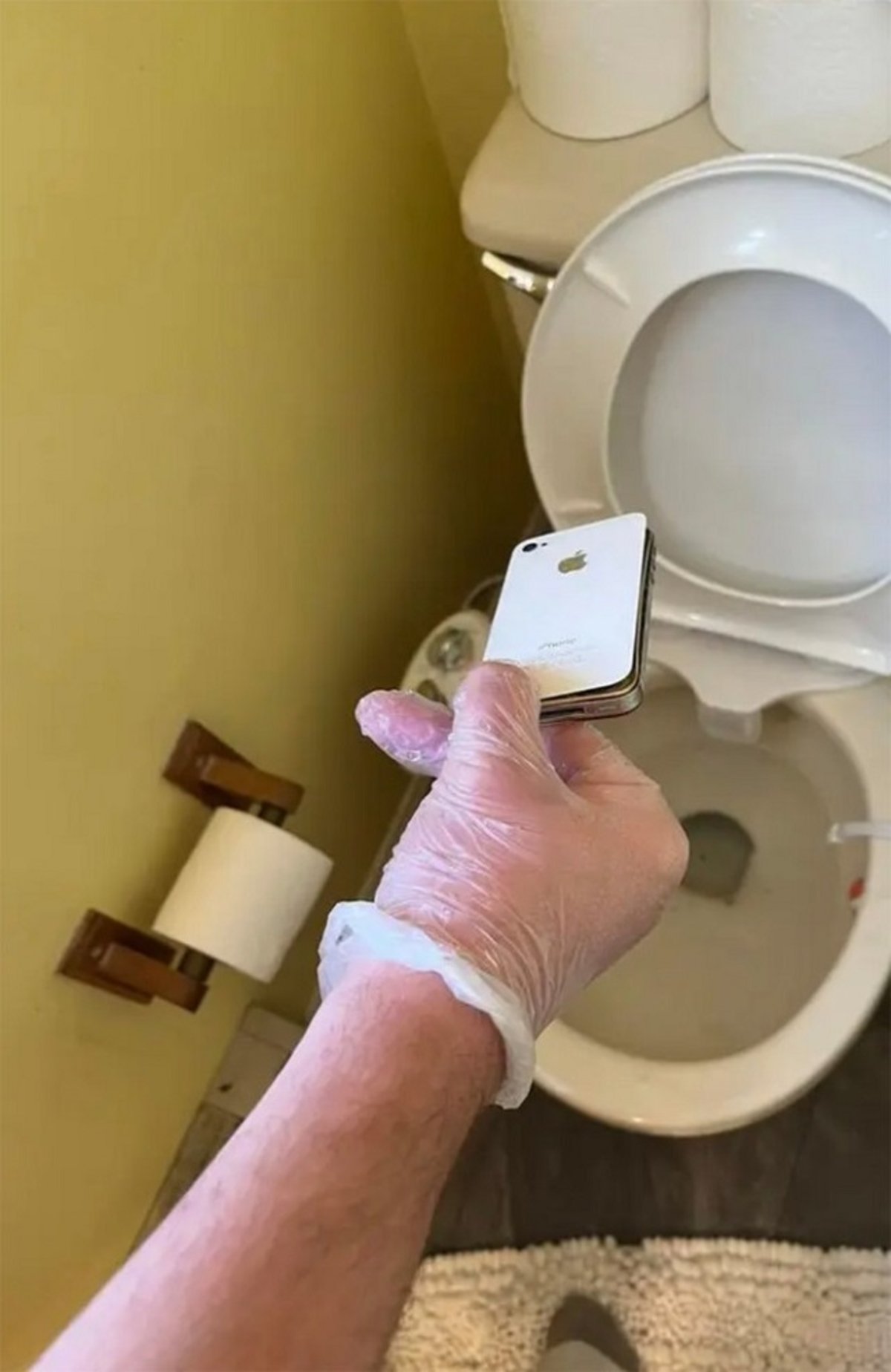 Encuentra su iPhone perdido 10 años después dentro del inodoro