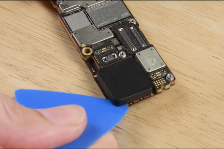 Un plástico negro sustituye a la bandeja SIM en los iPhone 14 de EEUU Un plástico negro sustituye a la bandeja SIM en los iPhone 14 de EEUU