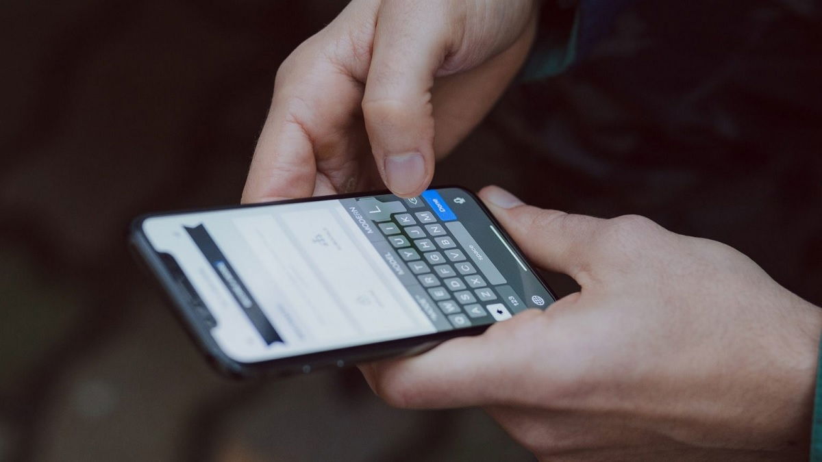 iPhone con teclado