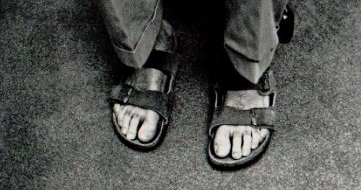 Alguien ha pagado 218.000 dólares por unas sandalias usadas por Steve Jobs