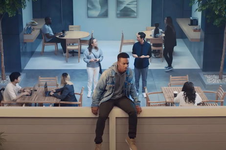 El nuevo anuncio de Samsung se burla de los usuarios de Apple El nuevo anuncio de Samsung se burla de los usuarios de Apple