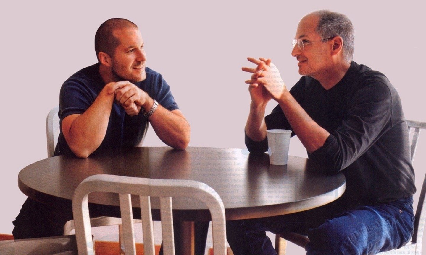 Jony Ive y Steve Jobs charlan afablemente sentados alrededor de una mesa