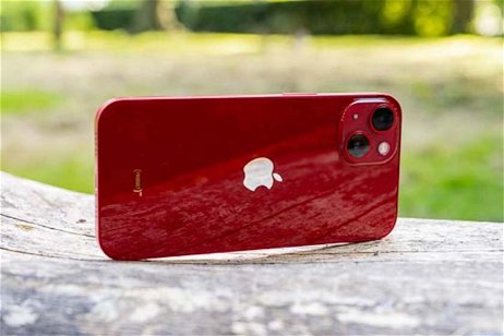 Hasta 270 euros de descuento en este iPhone 13 rojo de 128 GB