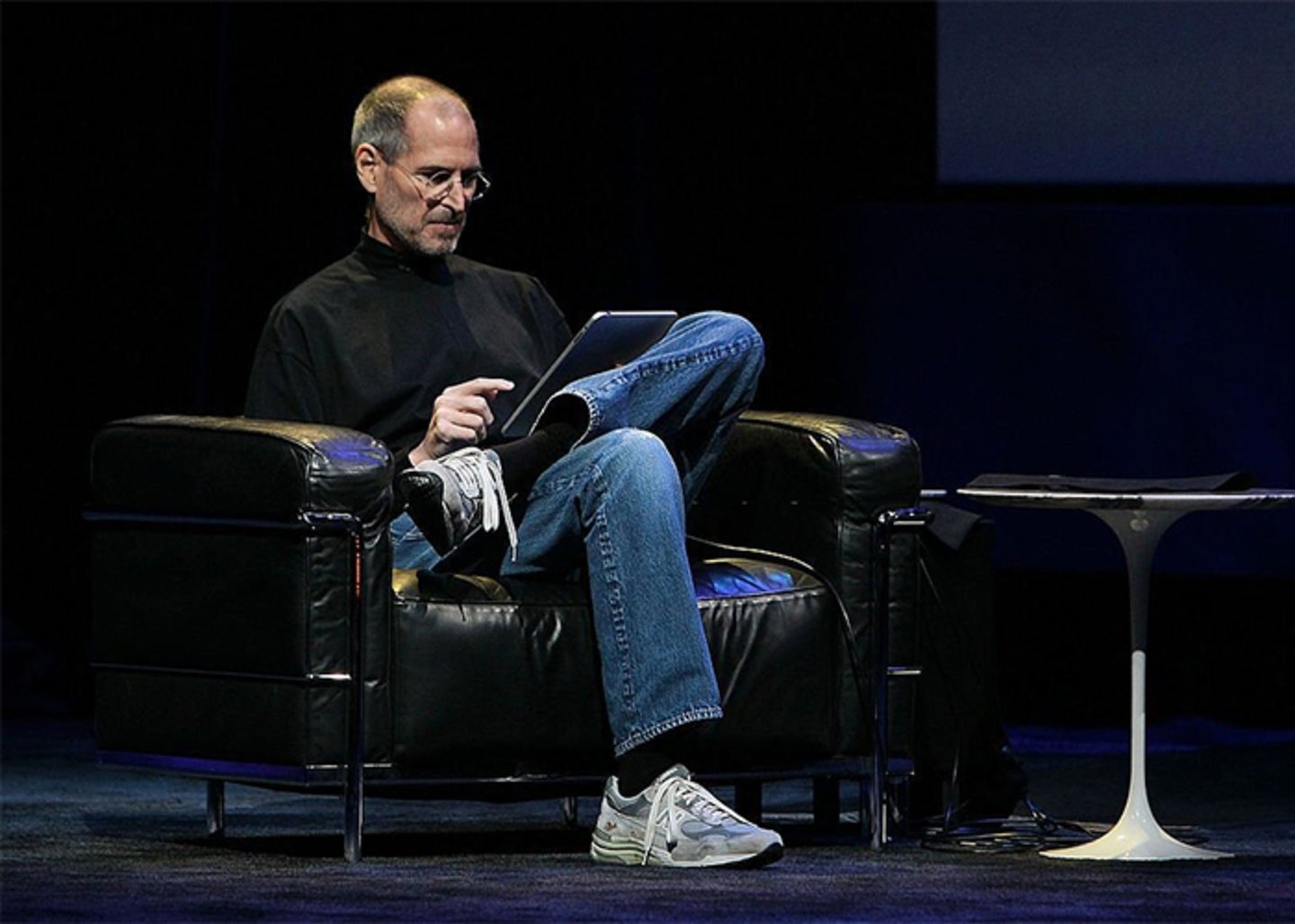 La verdadera razon por la que Steve Jobs siempre vestia con jersey negro de cuello alto y pantalones vaqueros