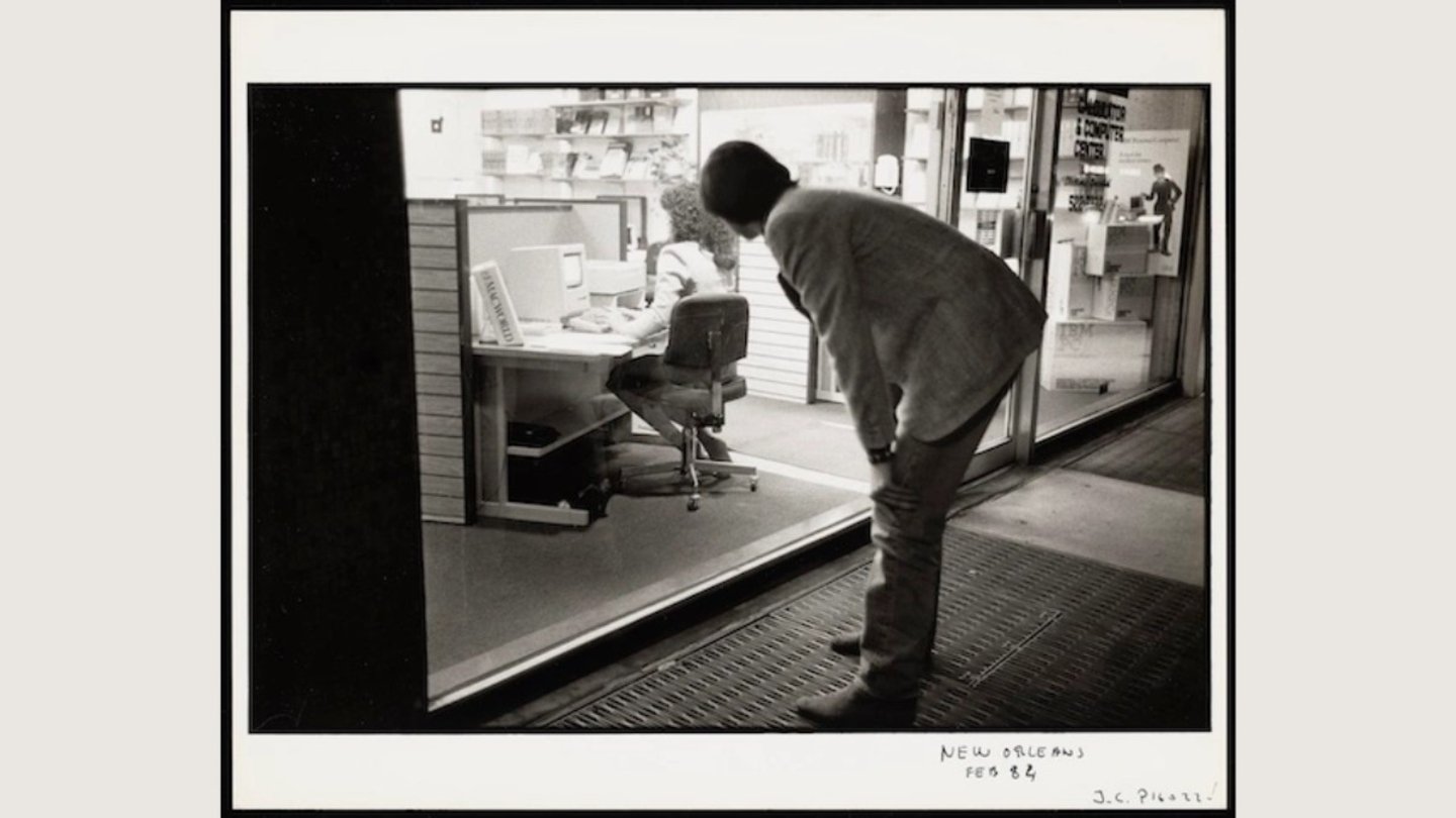 Steve Jobs viendo un Macintosh en una tienda