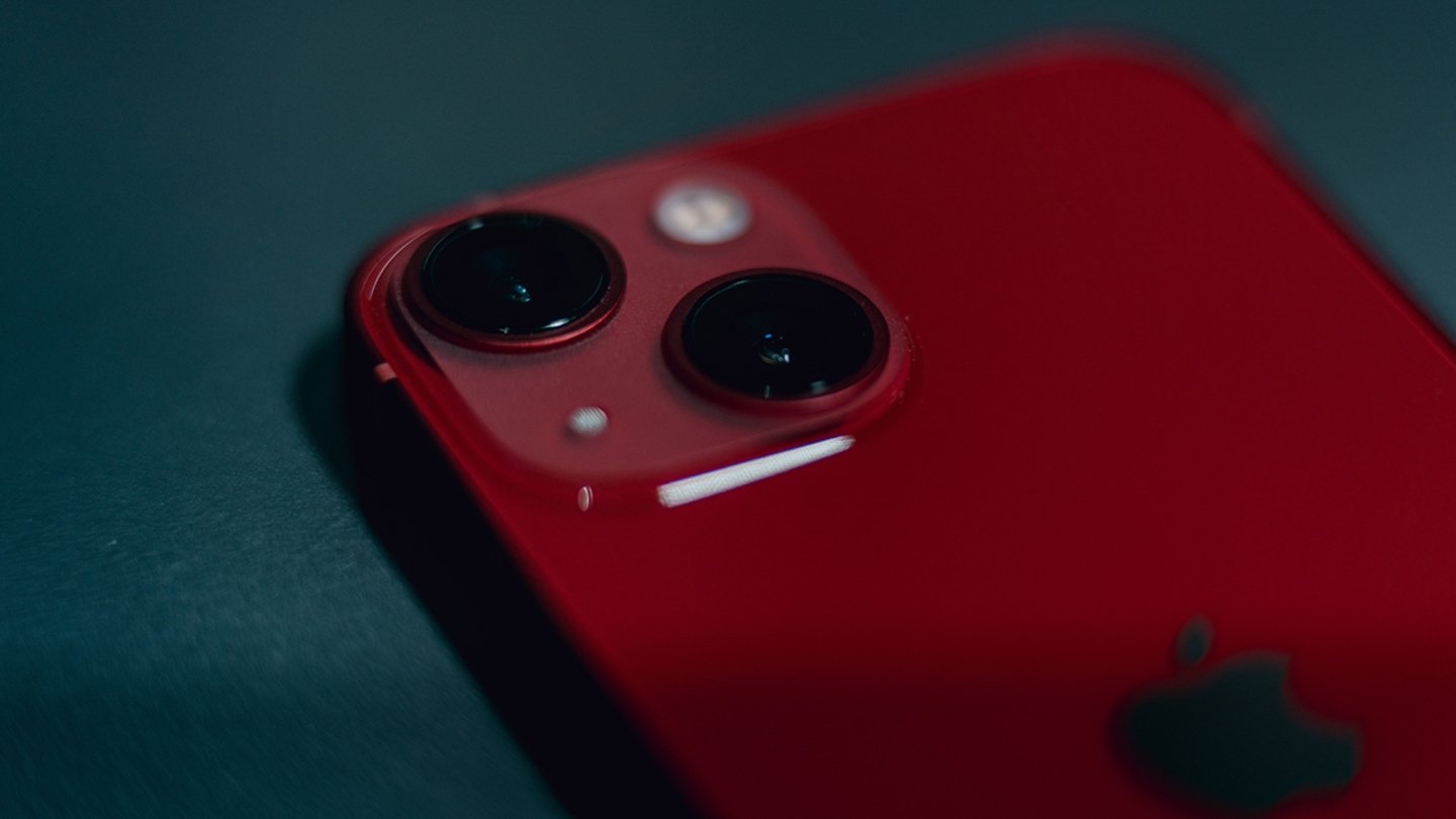 iPhone 13 en color rojo sobre una mesa