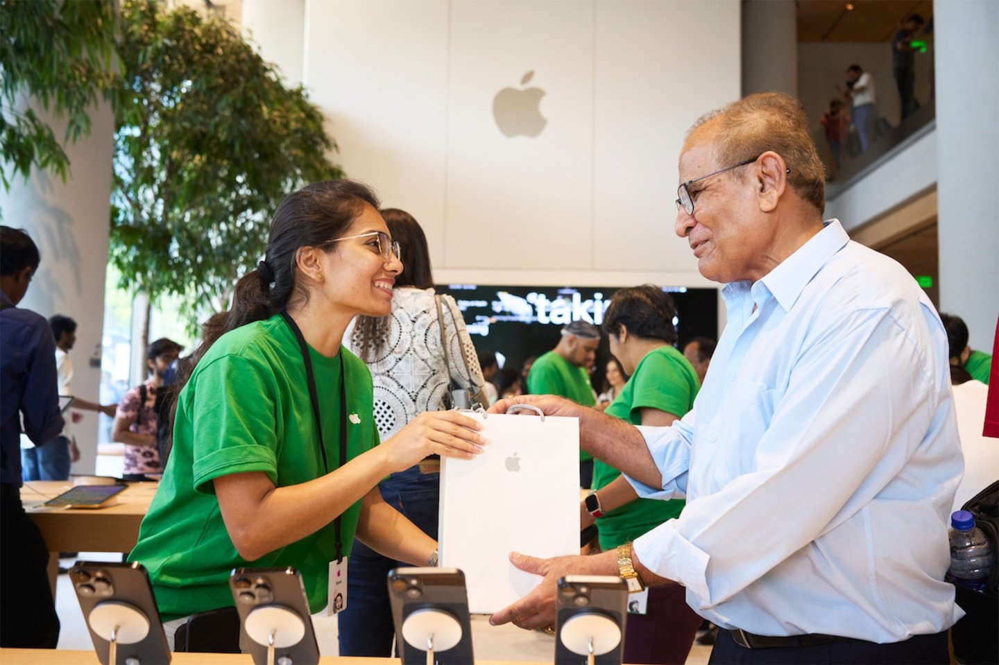 Una de las primeras compras en la nueva Apple Store Mumbai