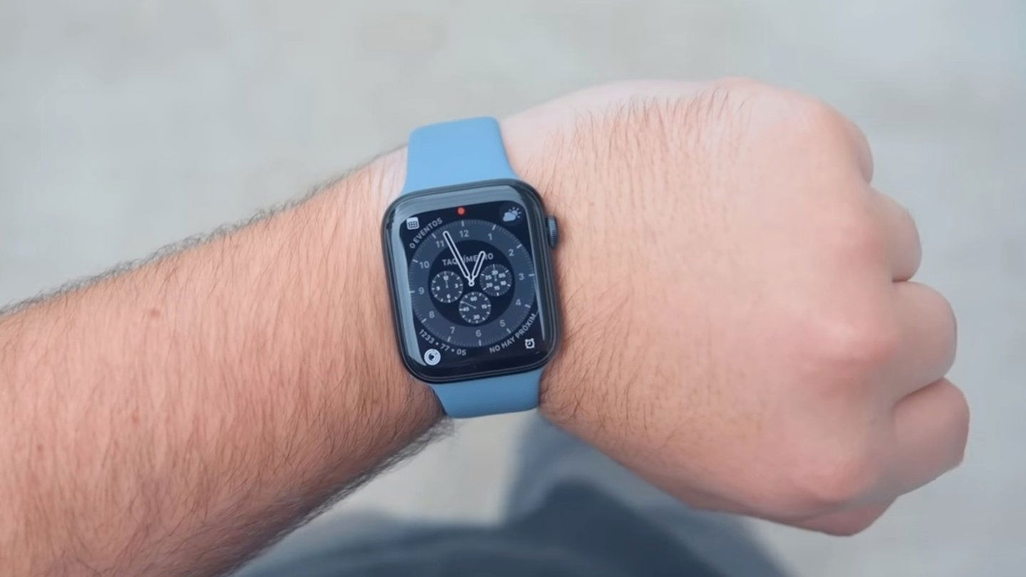 Apple Watch SE en la muñeca de un usuario