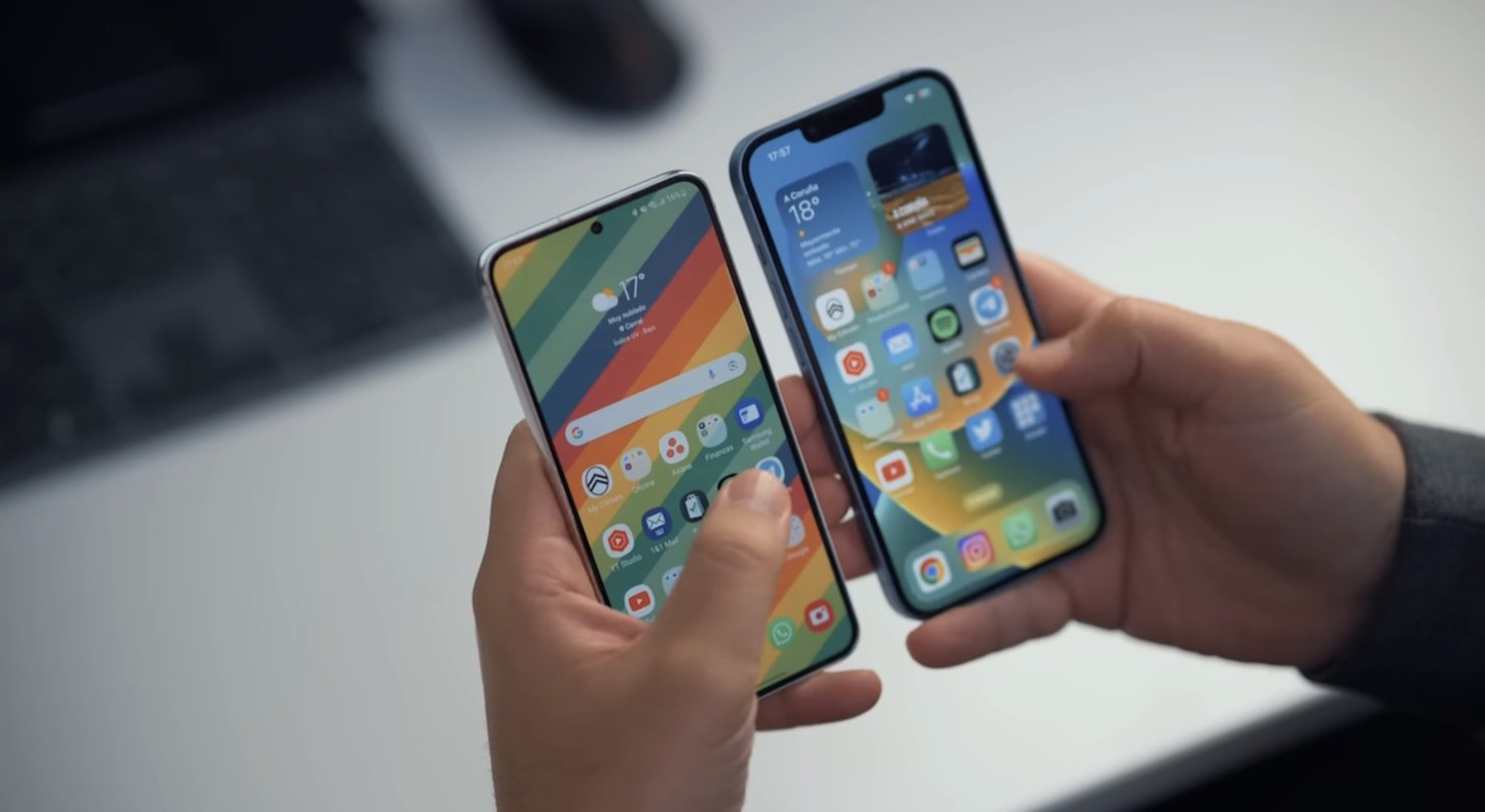 El iPhone 14 de Apple (derecha) y el Galaxy S23 de Samsung (izquierda), frente a frente en una comparativa
