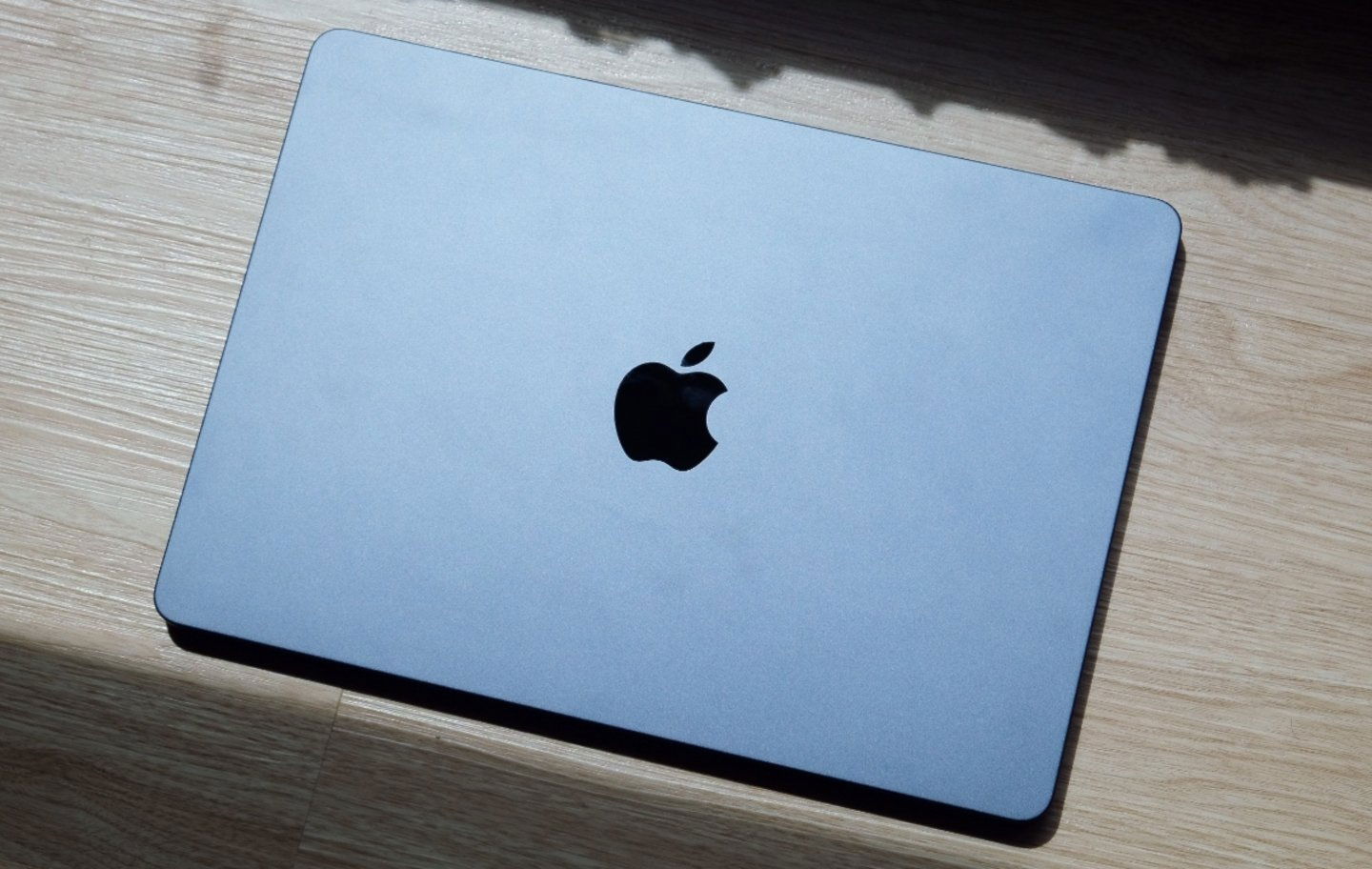 El MacBook Air de 2022 cerrado con el logo de Apple hacia arriba sobre una mesa