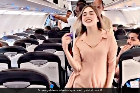 Una joven hace un inocente baile en un avión y todo Internet se le echa encima