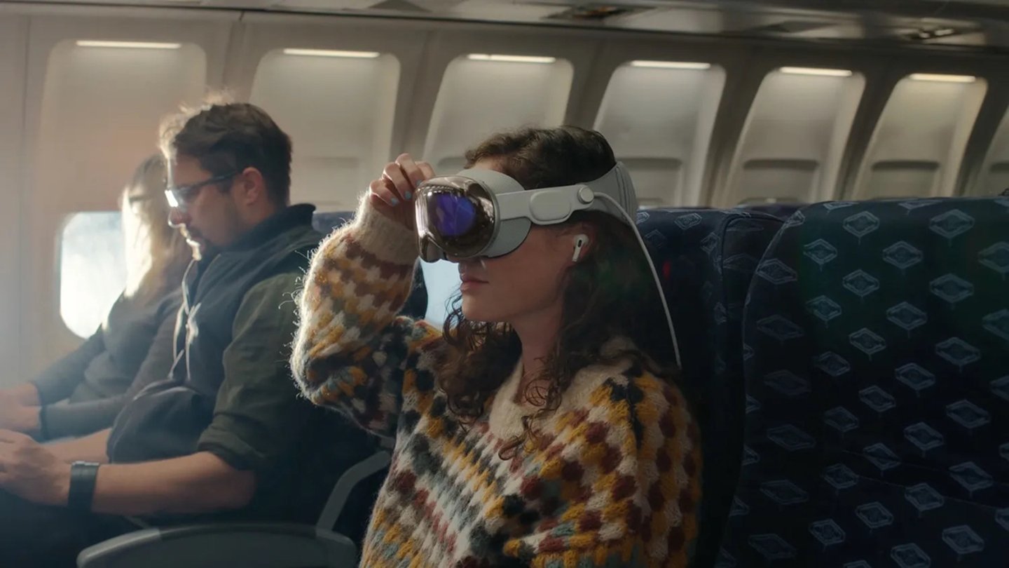 Una usuaria usando las Apple Vision Pro en un avión