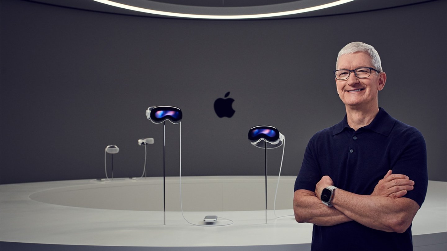 Tim ook posando delante de las Apple Vision Pro