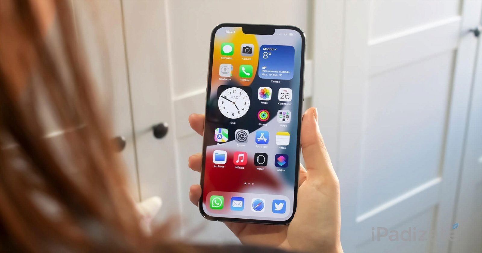 iPhone 13 Pro Max en la mano