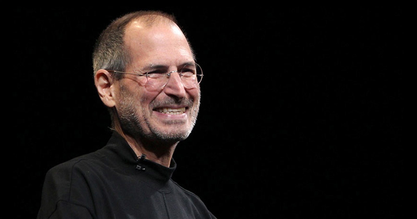 Steve Jobs riéndose en un escenario