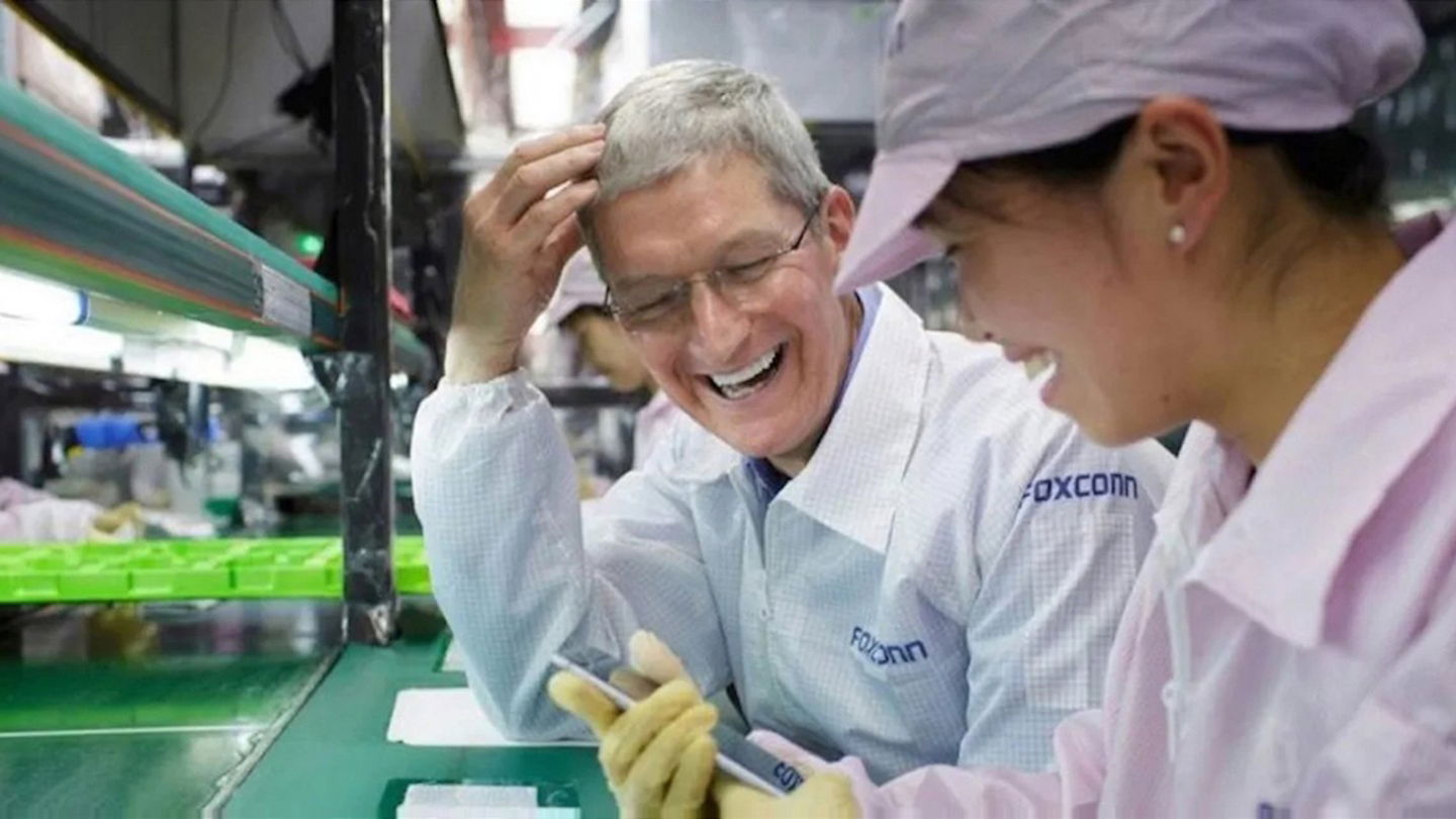 Tim Cook con una empleada de Foxconn