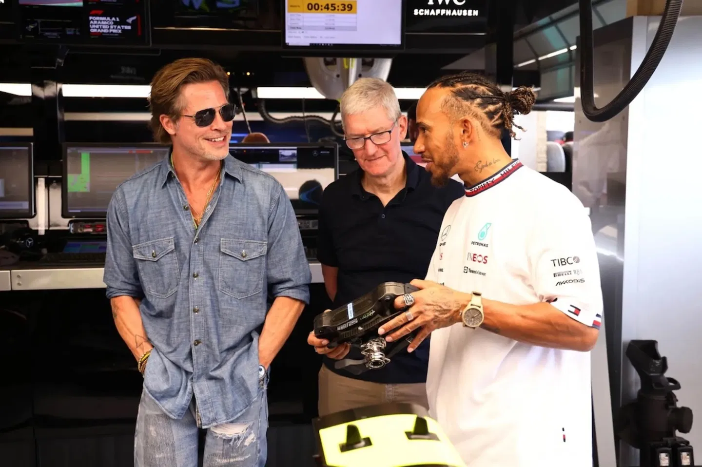 Brad Pitt con Tim Cook y Lewis Hamilton