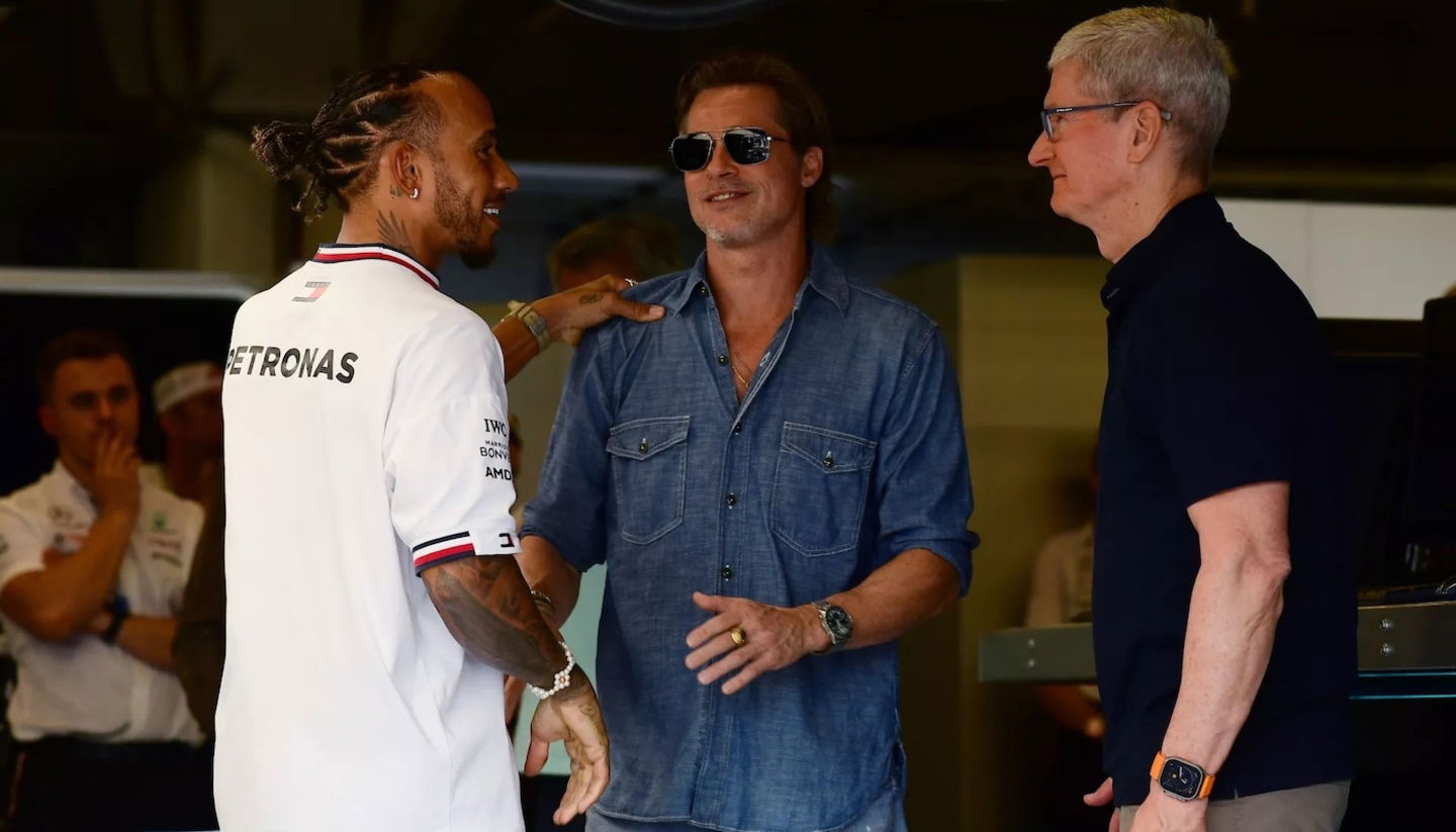 Brad Pitt en el paddock de Mercedes