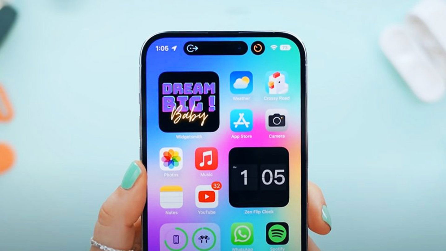 iPhone 14 Pro en manos de un usuario