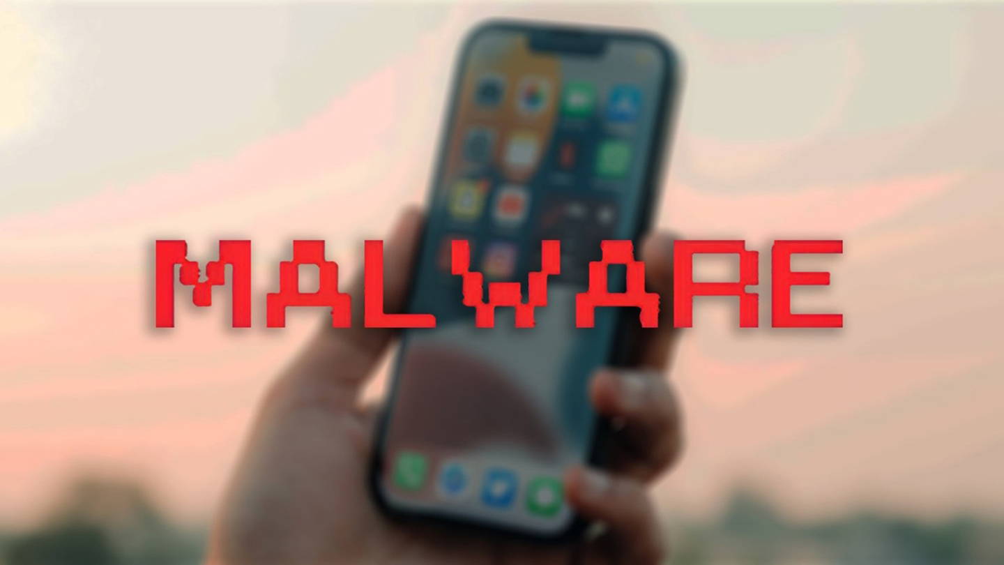 Un iPhone de fondo con la palabra malware delante