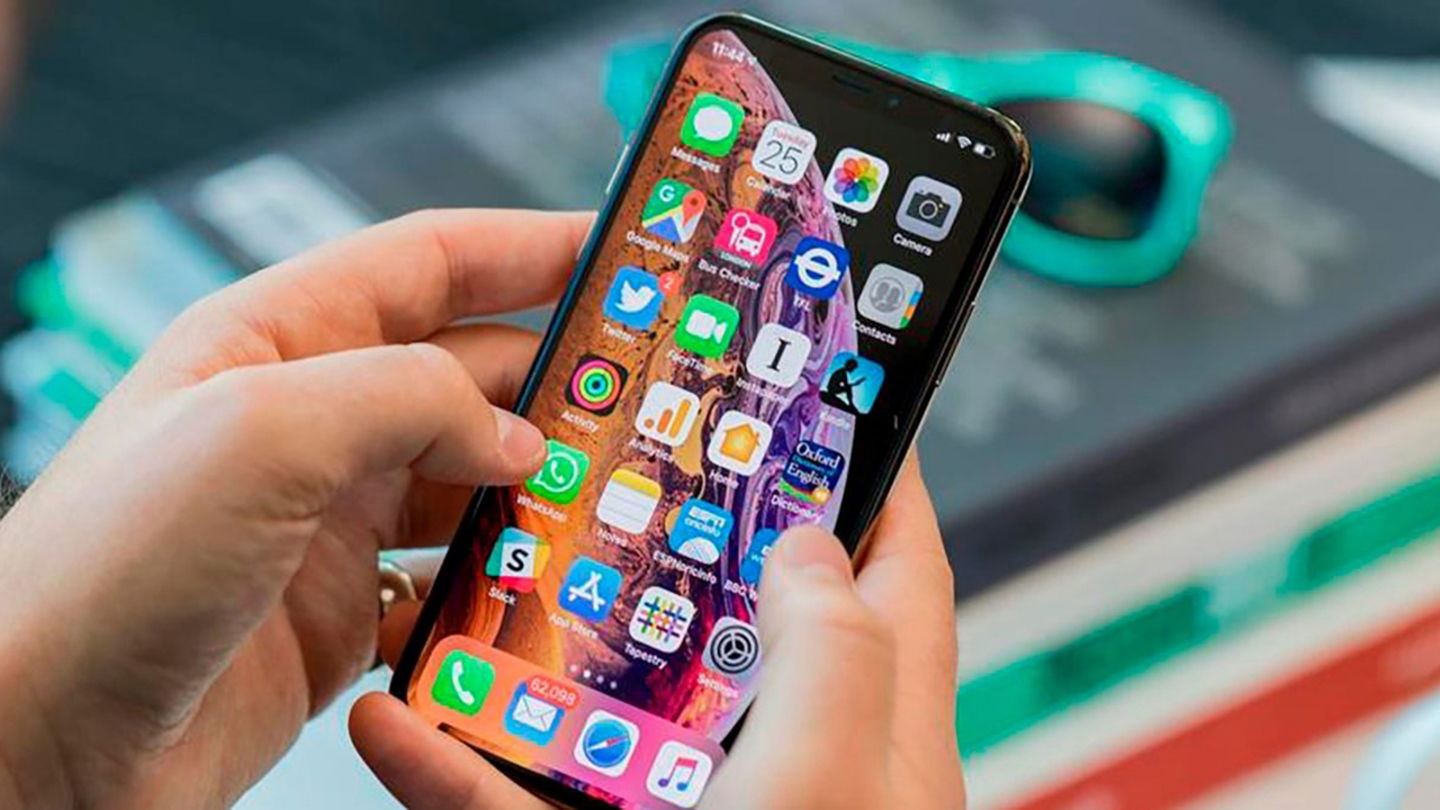 iPhone Xs Max en las manos de un usuario