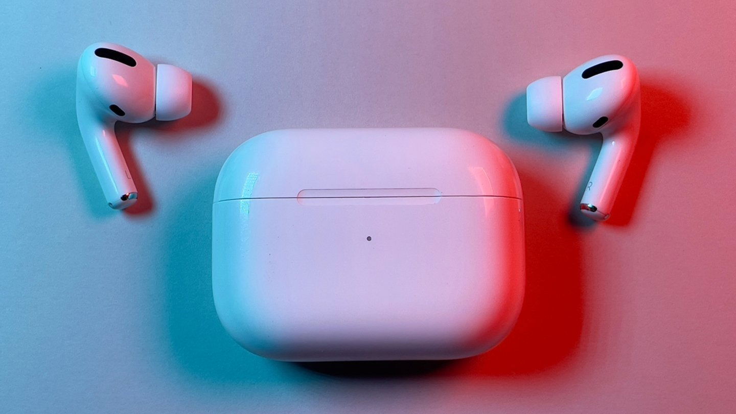 Los AirPods Pro y el estuche de carga iluminados con colores azul y rojo